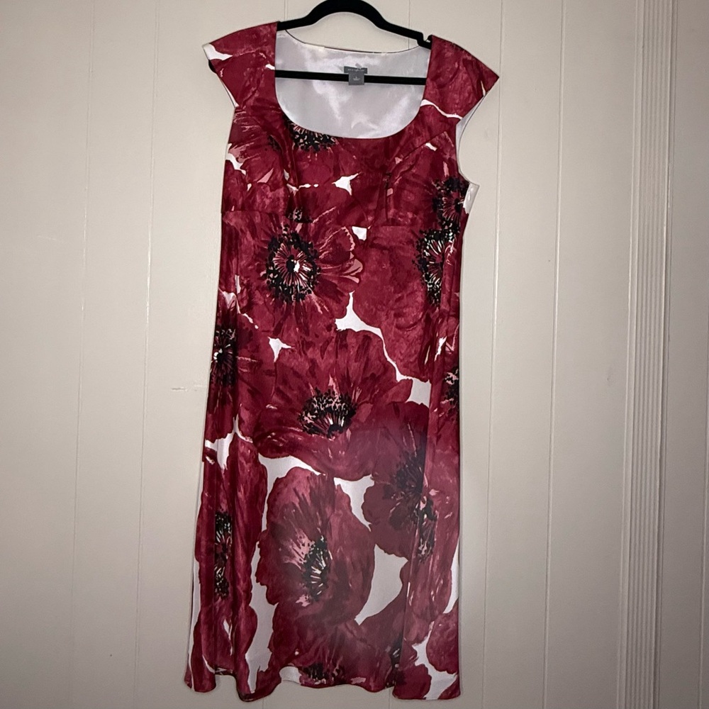 Ann Taylor 100% silk poppy dress size 8 Side zip. Cap sleeves. Beautiful.